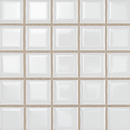 Weiße, glänzende Keramikfliesen, die in einem 5x5-Rastermuster angeordnet sind und das Licht subtil reflektieren. Die Fugenlinie Weiße, glänzende Keramikfliesen, die in einem 5x5-Rastermuster angeordnet sind und das Licht subtil reflektieren. Die Fugenlinie