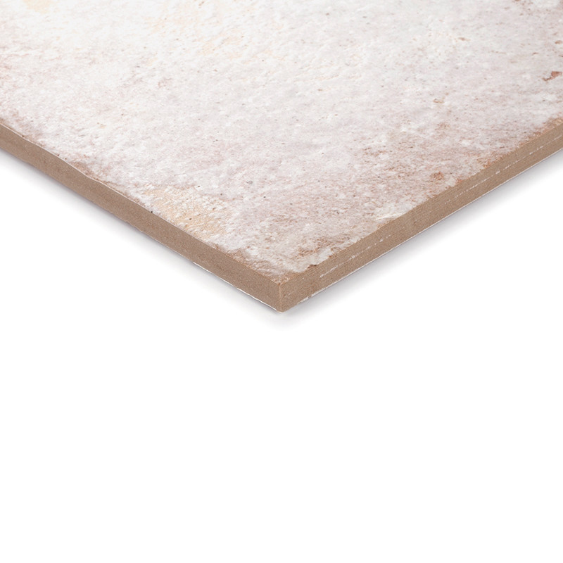 Eine quadratische, beige Keramikfliese mit einer leicht strukturierten, matten Oberfläche, die vor einem weißen Hintergrund steh
