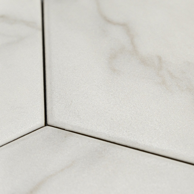 Les carreaux hexagonaux présentent de subtils motifs marbrés gris clair, disposés étroitement ensemble, formant une surface liss