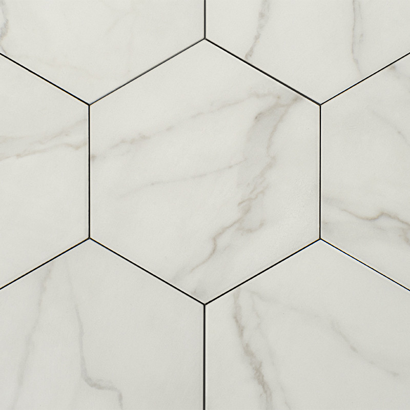 Los azulejos hexagonales presentan un patrón similar al mármol con sutiles vetas grises, creando una apariencia sofisticada y el