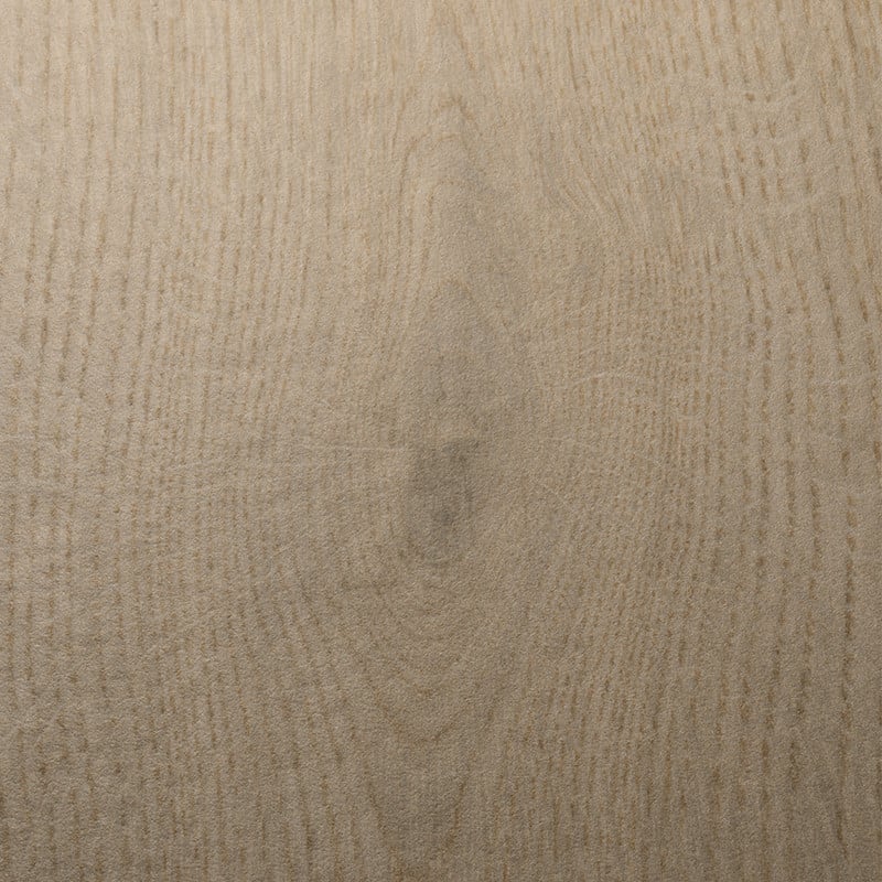 Ladrilho cerâmico marrom claro imitando o grão natural da madeira, exibindo padrões lineares sutis, criando uma sensação aconche