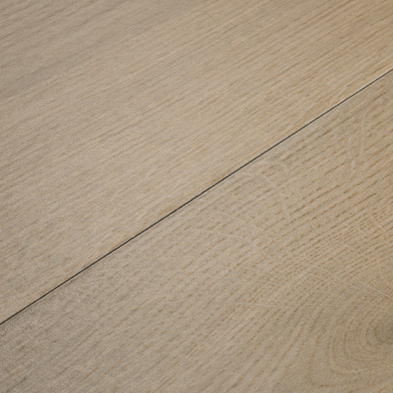 Tablón de madera con acabado beige claro, con sutiles patrones de vetas. Se coloca plano junto a otra tabla, creando una superfi