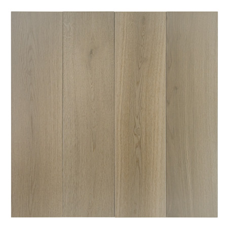 Les planches de bois sont alignées verticalement, présentant un motif de grain brun clair, sur un fond uni et neutre.