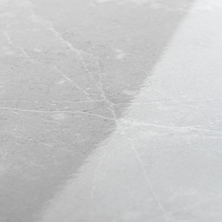 Azulejo cerámico gris. la superficie muestra finos patrones de vetas blancas. el acabado brillante realza una textura suave. amb
