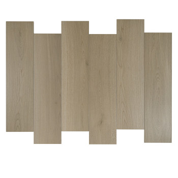 Les tuiles rectangulaires en bois sont disposées en quinconce, ressemblant à des planches. La surface lisse et marron clair prés