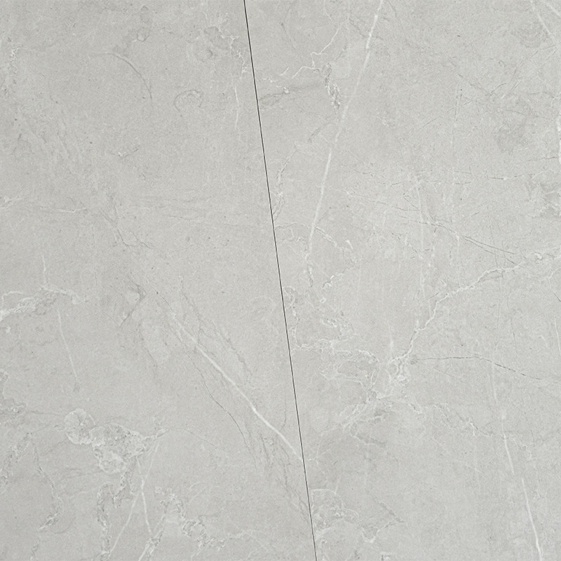 Carrelage gris clair à fines veines blanches, joint vertical sombre central; surface mate imitation marbre, bordures et environnement hors champ.