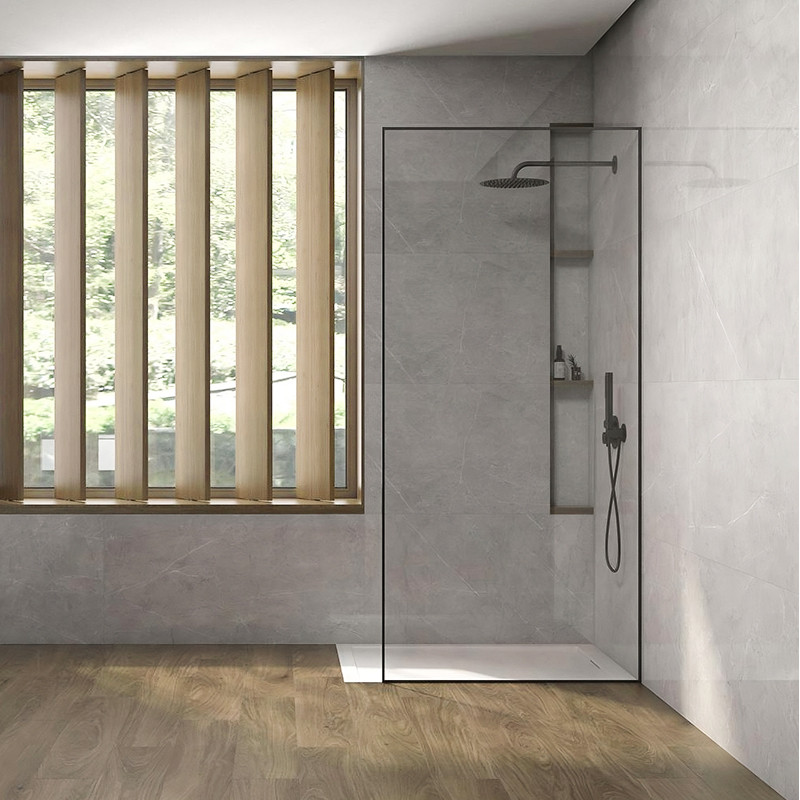 Lichtgrijze wandtegels bedekken een minimalistische badkamer; glazen inloopdouche met regendouchekop en nisplank, brede houten lamellenraam en hout‑look vloer.