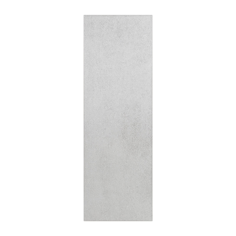 Die Fliese ist rechteckig mit einer glatten, matten, hellgrauen Oberfläche und eignet sich für Bodenbeläge oder Wandinstallation