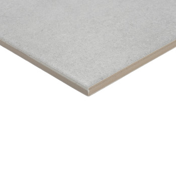 Ladrilho quadrado, liso, cinza claro, com borda chanfrada, posicionado sobre um fundo branco, enfatizando sua superfície limpa e