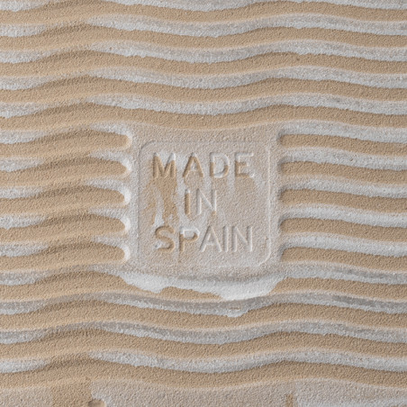 Azulejo com textura de areia com relevo `MADE IN SPAIN`. padrões ondulados criam um efeito ondulado, sugerindo um ambiente de pr