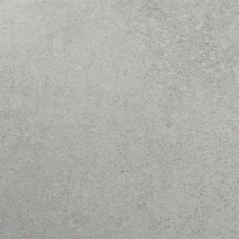 Un carreau gris clair présente une surface lisse et subtilement texturée, ressemblant à du béton, adaptée aux espaces intérieurs