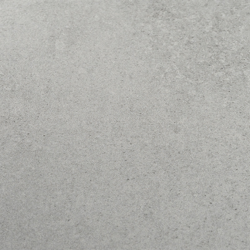 Un azulejo gris claro muestra una superficie lisa y de textura sutil, que se asemeja al hormigón, adecuada para espacios interio