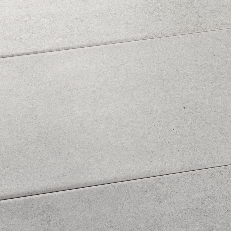 Los azulejos grises rectangulares se encuentran planas y muestran una textura sutil y moteada. Es parte de un diseño de superfic