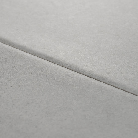 Deux carreaux gris adjacents sont plats, créant une couture subtile au centre. La surface lisse suggère un cadre épuré et modern