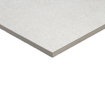 Um ladrilho quadrado cinza claro com uma superfície lisa e fosca repousa diagonalmente, acentuando sua borda limpa contra um fun