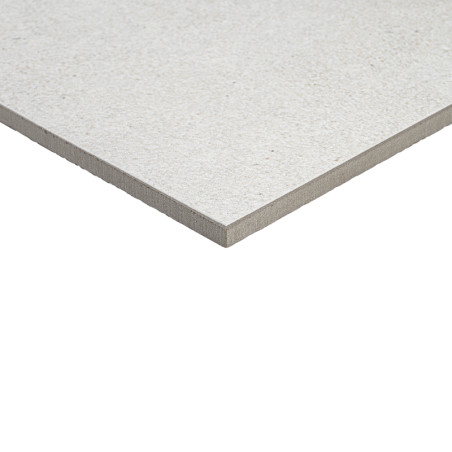 Um ladrilho quadrado cinza claro com uma superfície lisa e fosca repousa diagonalmente, acentuando sua borda limpa contra um fun