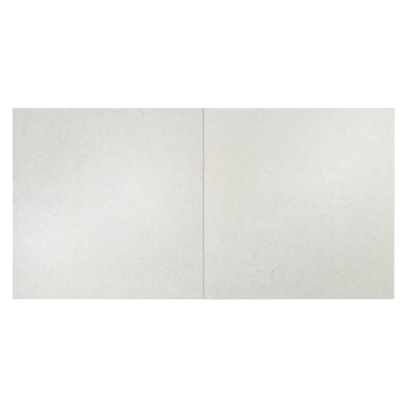 Dois ladrilhos cinza claro adjacentes ficam lado a lado, formando uma superfície plana e uniforme, adequada para instalação em p