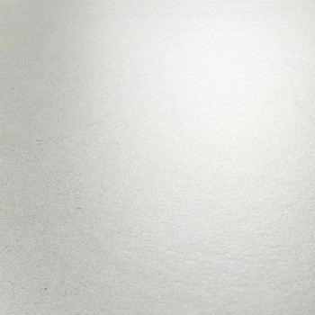 Um ladrilho liso cinza claro apresenta uma textura sutil, captando luz suave. Está inserido num ambiente plano e minimalista.