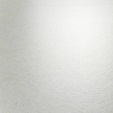 Um ladrilho liso cinza claro apresenta uma textura sutil, captando luz suave. Está inserido num ambiente plano e minimalista.