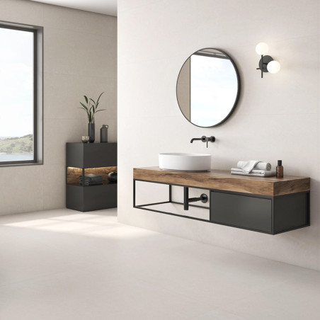 Ein runder Spiegel hängt über einem modernen Waschbecken auf einem Holzwaschtisch in einem minimalistischen Badezimmer mit beige Ein runder Spiegel hängt über einem modernen Waschbecken auf einem Holzwaschtisch in einem minimalistischen Badezimmer mit beige