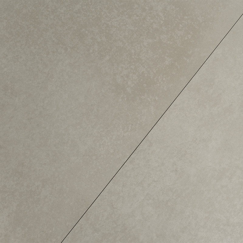 Carrelage: deux dalles diagonales séparées par un joint fin sombre; surfaces texturées, l'une gris-taupe plus foncée en haut à gauche, l'autre plus claire en bas à droite.