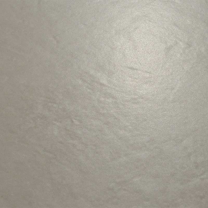 Carrelage gris-beige uni, surface satinée avec fines stries et ondulations; éclairage doux et uniforme, absence de motifs ou d'éléments environnants visibles.
