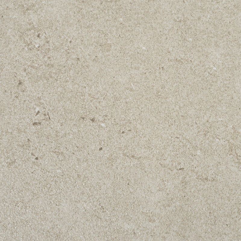 Azulejo bege claro quadrado com textura arenosa e veios sutis, pequenos grãos e manchas esparsas, aparência de pedra natural; superfície contínua e uniforme.