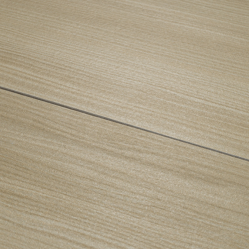 Azulejo cerámico beige con vetas horizontales y junta fina gris en diagonal; superficie mate y textura sutil tipo madera, parte de pavimento o revestimiento.