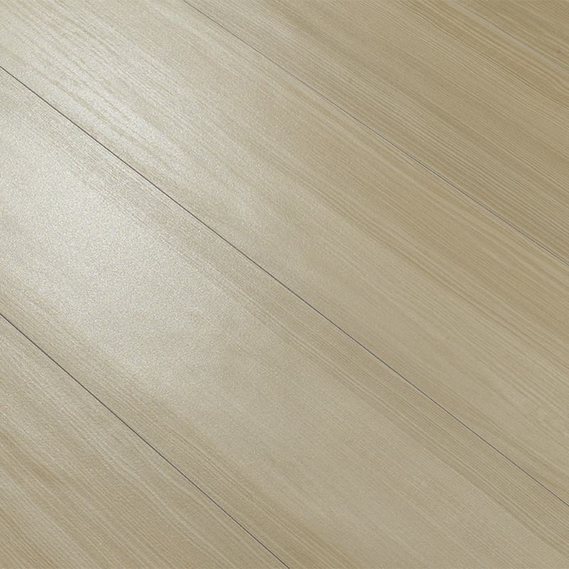 Azulejo tipo lama beige con vetas de madera y juntas finas; colocado en suelo interior en disposición diagonal, textura ligeramente satinada.