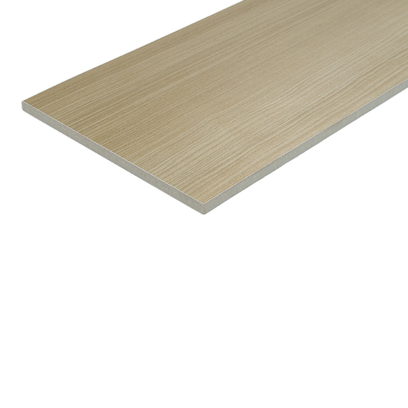Rechthoekige houtlooktegel, dunne beige plank met subtiele houtnerf en licht afgeschuinde randen, afgebeeld tegen een witte achtergrond.