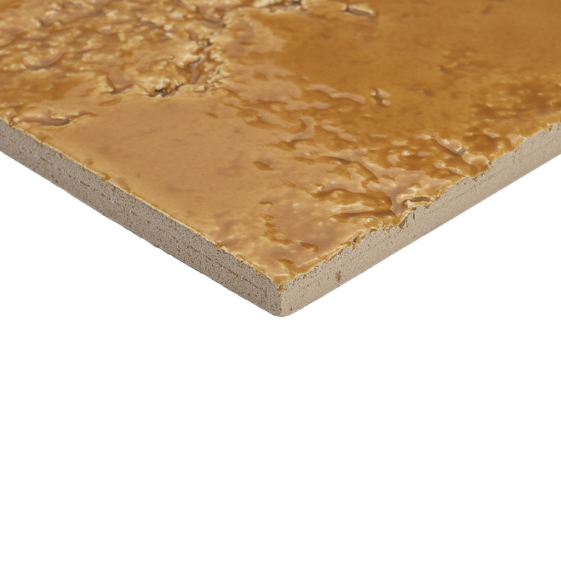 Azulejo cerámico rectangular con esmalte vidriado marrón moteado y textura irregular; se muestra su canto biselado sobre fondo blanco.