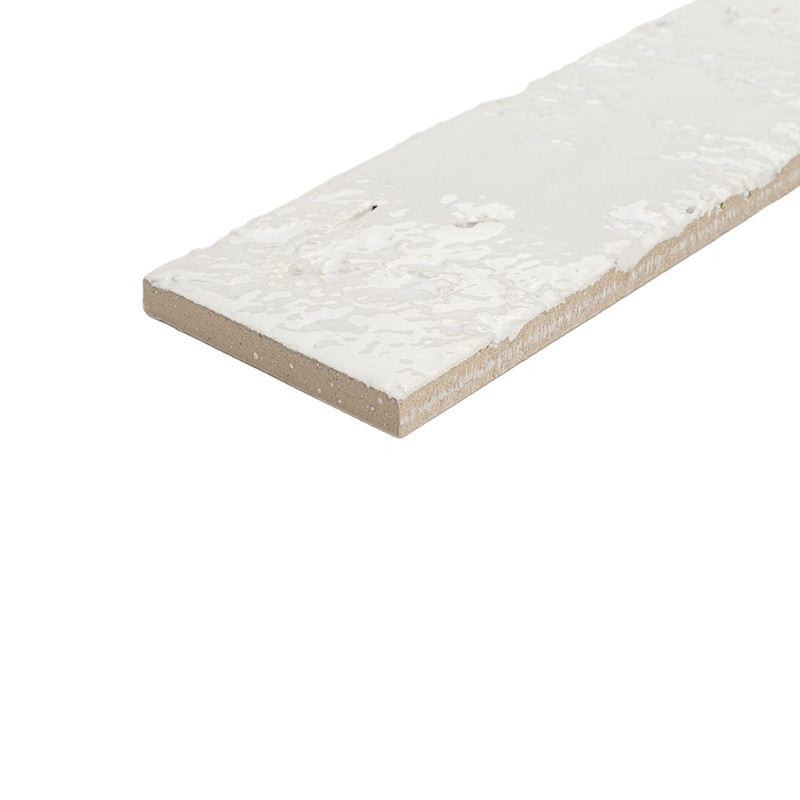 Carrelage rectangulaire blanc émaillé à arêtes brutes, surface brillante et légèrement texturée, isolé sur fond blanc.