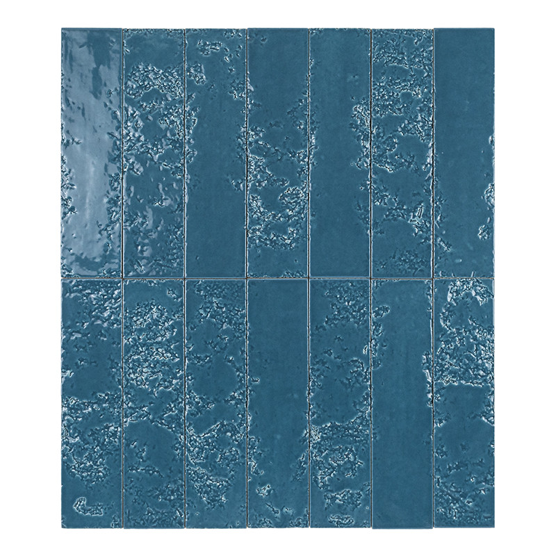Carrelage bleu vernissé composé de 20 carreaux rectangulaires disposés en 4 colonnes et 5 rangées, surfaces texturées, joints fins gris, sur fond blanc.