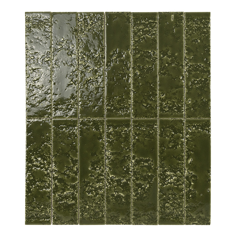 Carrelage rectangulaire olive brillant, surface irrégulière et texturée; carreaux alignés en grille avec joints apparents, présenté sur fond blanc neutre.