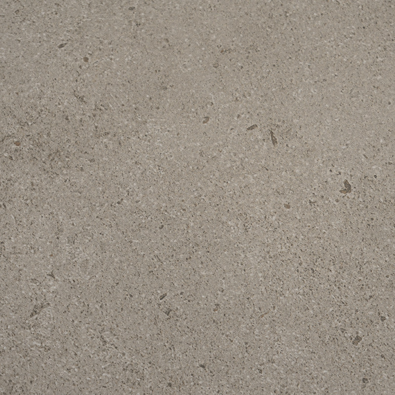 Carrelage gris-beige plat: texture granuleuse uniforme avec fines inclusions et taches sombres, finition mate évoquant pierre naturelle, adapté sol ou mur intérieur.