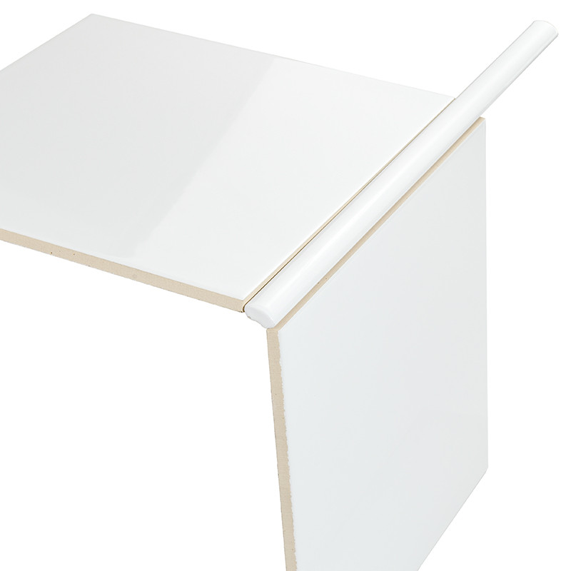 Witte glanzende keramische tegel met afgeronde bullnose-rand op een 90-graden hoek; zichtbare beige kern; geïsoleerd tegen witte achtergrond als productfoto.