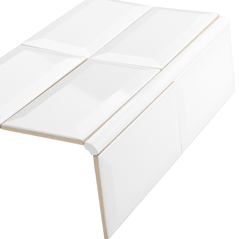 Carrelage en céramique blanc brillant, nez de marche à profil arrondi composé de trois carreaux formant une marche, présenté isolé sur fond blanc.