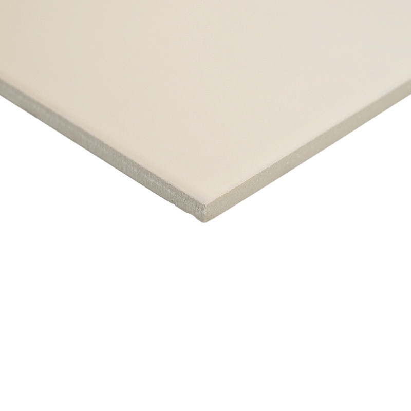 Carreau beige clair carré, bord fin montré en perspective; surface lisse mate, posé sur fond blanc neutre.