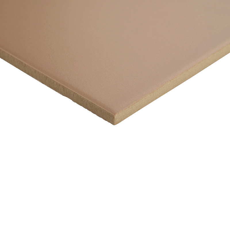 Carreau rectangulaire beige à bords nets, coin surélevé révélant épaisseur et couche interne, posé sur fond blanc uni.