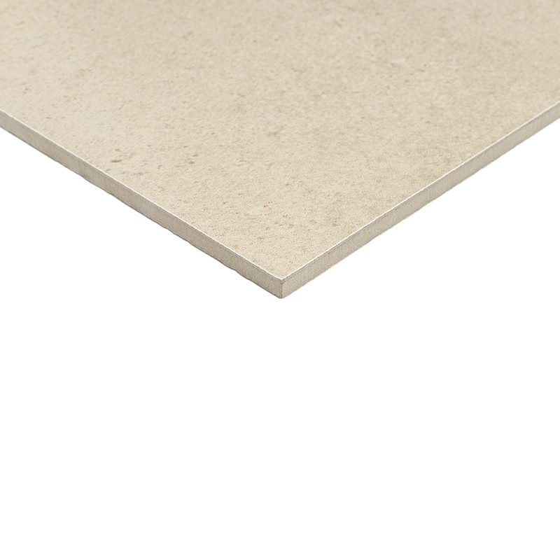 Azulejo beige ligeramente moteado, vista de esquina; sobre fondo blanco neutro, aislado, mostrando grosor fino y borde recto.