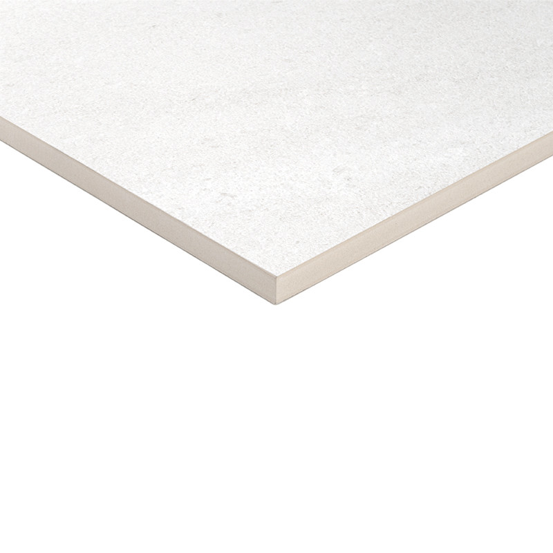 Plaque de carrelage blanche à coin visible, surface légèrement texturée et marbrée, tranche beige montrant l'épaisseur, fond blanc uni.