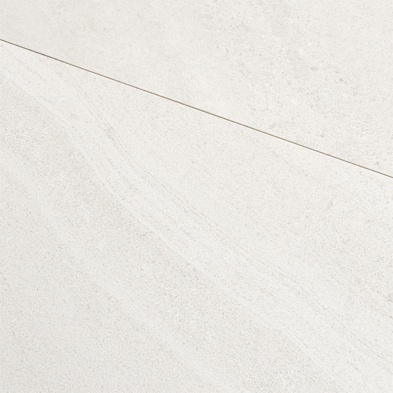 Azulejo branco-acinzentado com padrão marmorizado sutil e uma linha diagonal fina; contexto: superfície contínua e lisa, aparência minimalista e limpa.