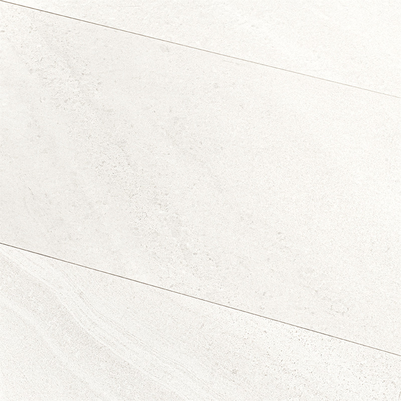 Azulejo blanco crema con vetas sutiles y textura arenosa, dos juntas diagonales que lo atraviesan; superficie mate de aspecto marmoleado suave sobre fondo uniforme.