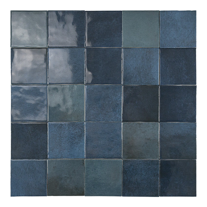 Mosaico de 36 azulejos cuadrados azulados con esmaltes variados y brillo irregular; contexto: cuadrícula delimitada sobre fondo blanco.