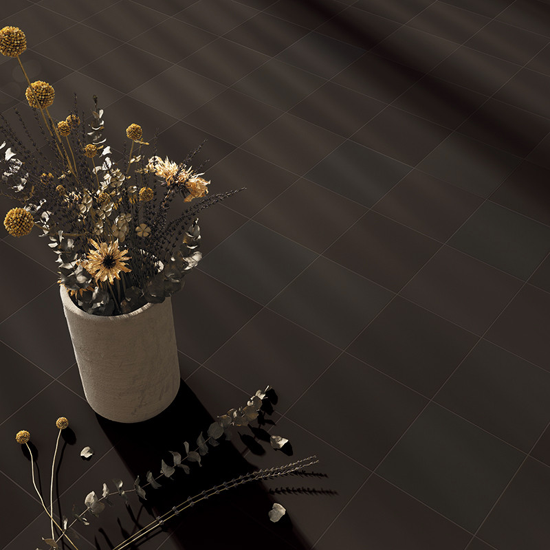 Carrelage foncé à fines lignes quadrillées; vase blanc mat posé dessus, bouquet de fleurs séchées jaunes et feuillages gris, ombres longues et lumière douce.