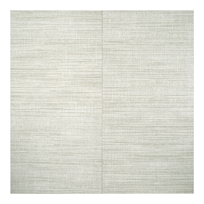 Rechteckige, hellgrau-beige Fliese mit feiner horizontaler Leinenstruktur und glatter Oberfläche, einzeln präsentiert vor neutralem weißen Hintergrund.