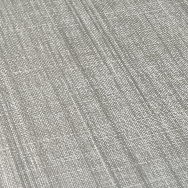 Azulejo gris claro con textura de hilos cruzados y finas líneas paralelas; superficie mate, probablemente parte de suelo o revestimiento de pared interior.