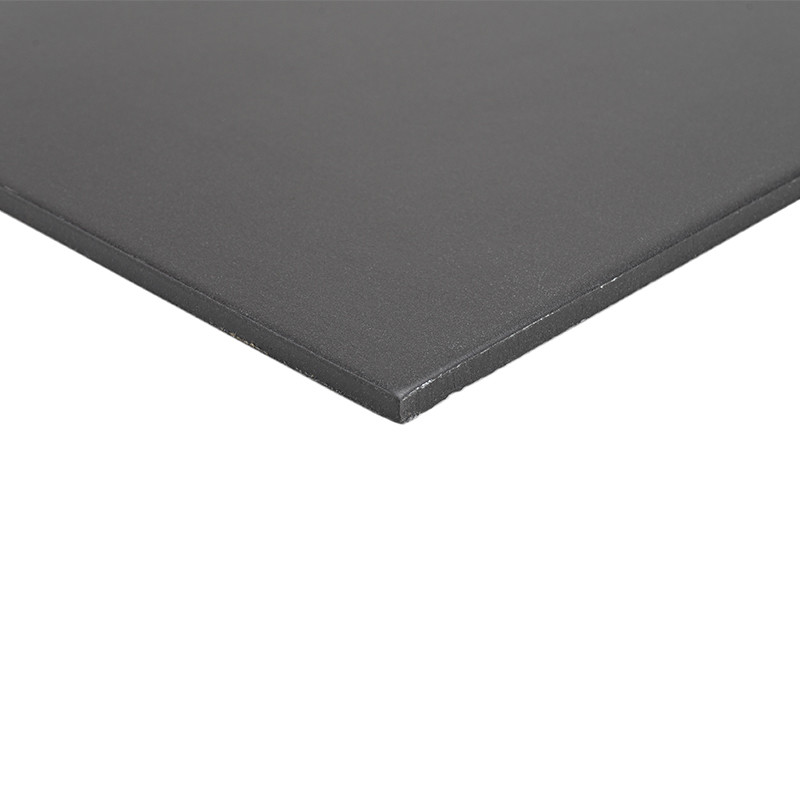 Carrelage carré anthracite mat à texture légèrement granuleuse, centré sur un fond blanc uni, bords nets visibles.