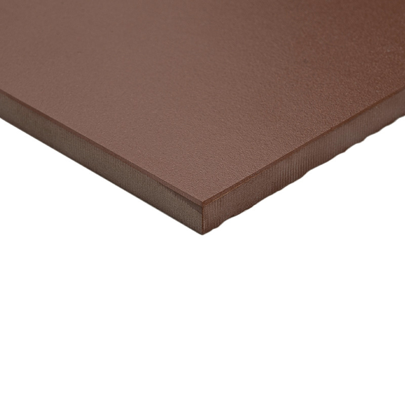 Carrelage rectangulaire brun mat, coin visible montrant épaisseur et chant biseauté, posé sur fond blanc neutre.
