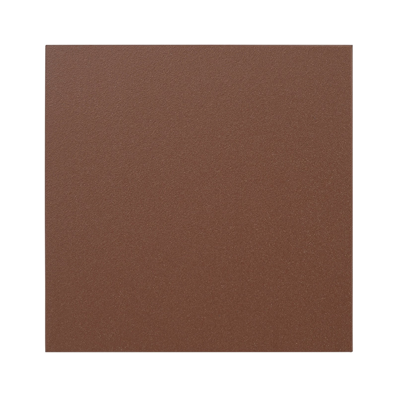 Carreau carré brun uni à texture granuleuse, bords nets; présenté isolé sur fond blanc neutre.